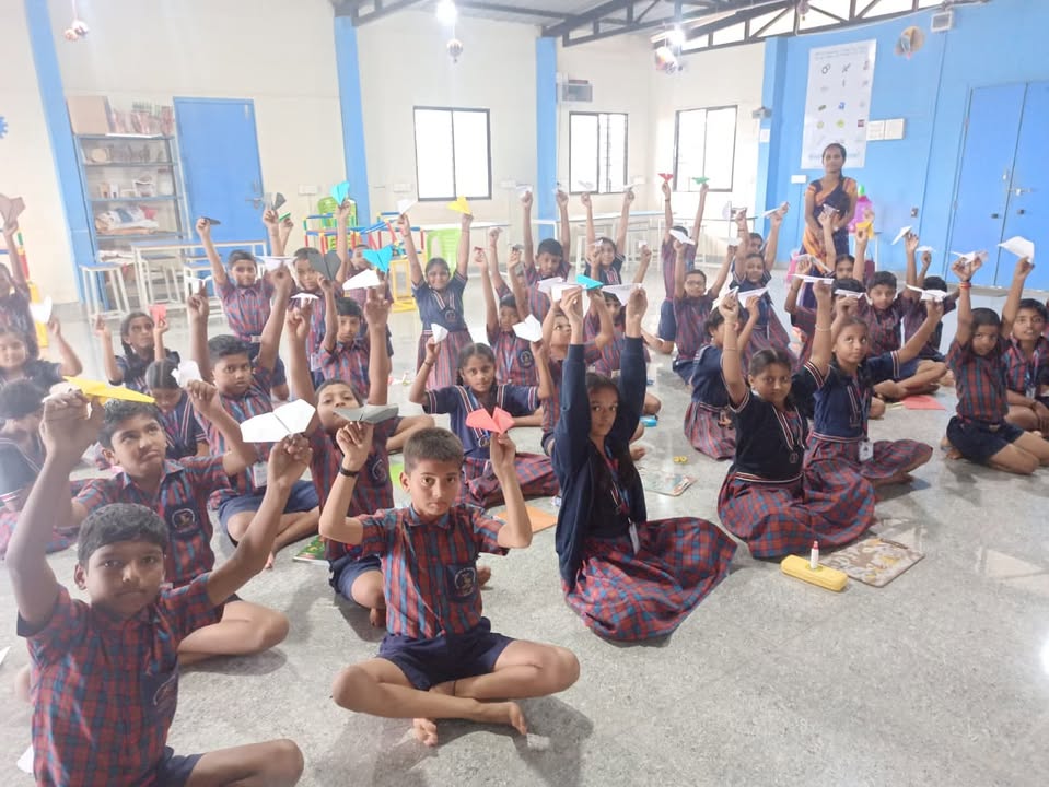 ๐ฝ๐Enthusiastic kids of Mallasajjan school enjoying Paper plane making activityโ๏ธ๐ฉ
