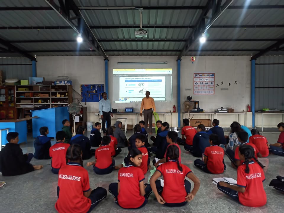 Specialists from Technological sectors conducted LDR sensor & Flex sensor activities at Mallasajjan School, Dharwad.